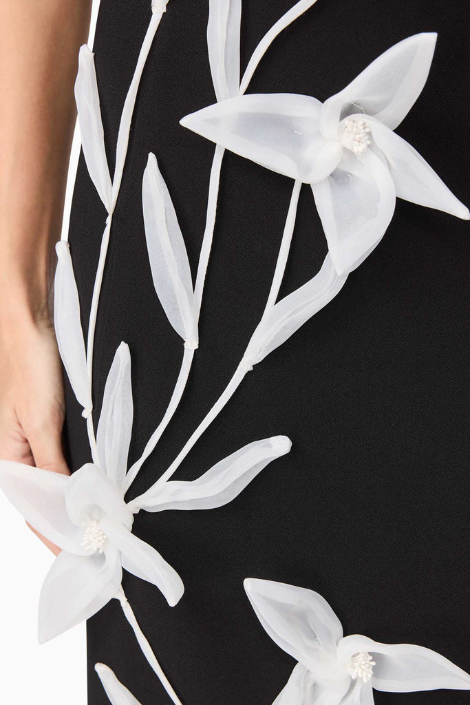 Ilaraia Sweetheart Midi Dress in Black